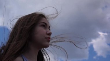 Saç rüzgarda ile güzel genç kadın portresi kapatın