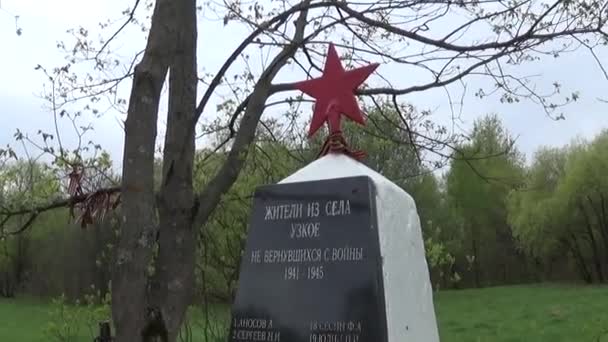 Des charniers de soldats sont morts dans la grande guerre patriotique. Moscou, village Uzkoe. Date de tournage 7 mai 2017. Panorama avec l'utilisation de la vidéo HD vierge Steadicam . — Video