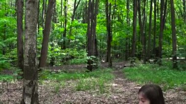 Selfie fotoğraf smartphone, yaz aylarında Parkı'nda alarak loseup alarak kız. Poz ve gülümseyerek. Video çekim hareket kamera steadicam ile.