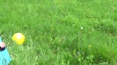 Genç kız açık meditasyon. HD hareket kamera panorama steadicam ile.