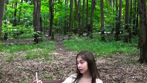 Fille prenant selfie photo smartphone, loseup prise au parc en été. Poser et sourire. Caméra de prise de vue vidéo avec steadicam . — Video