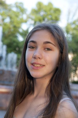 çekici genç kadın gülümseyerek closeup portresi