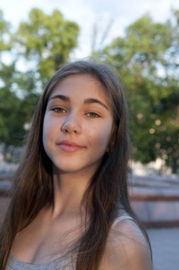 çekici genç kadın gülümseyerek closeup portresi