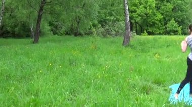 Yaz günü Park açık havada, Fitness Egzersiz pratik genç güzel genç kız. HD hareket kamera panorama steadicam ile.