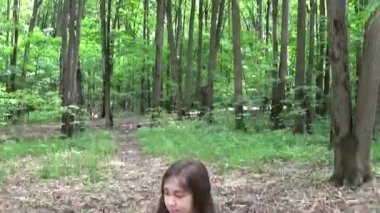 Selfie fotoğraf smartphone Parkı'nda yaz aylarında alarak kız. Poz ve gülümseyerek. Video çekim hareket kamera steadicam ile.