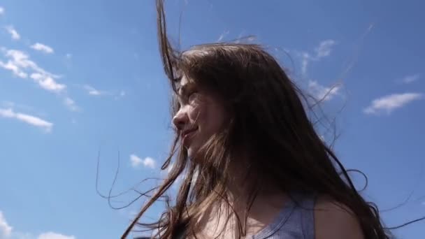 Primer plano retrato de hermosa joven con el pelo que sopla en el viento — Vídeo de stock