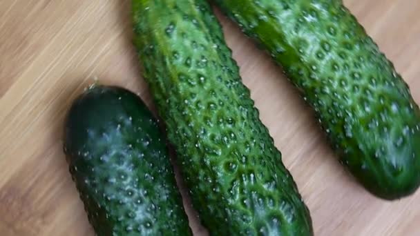 Fresh cucumber on a wooden chopping Board, kitchen — Stock Video