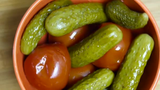 Gepekelde komkommers en tomaten in de kom — Stockvideo