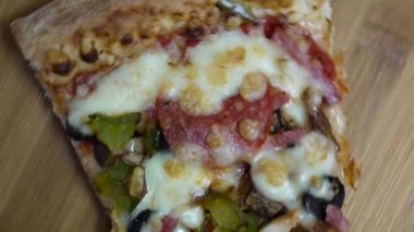 Taze pişmiş dilim İtalyan Pizza