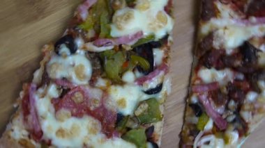 Taze pişmiş dilim İtalyan Pizza