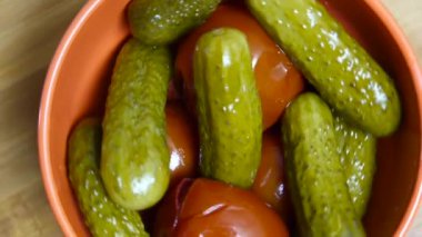 Salatalık turşusu ve kase domates