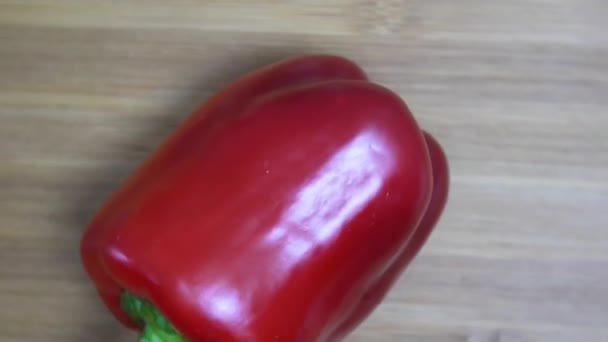 Röd paprika på skärbräda, rotation — Stockvideo