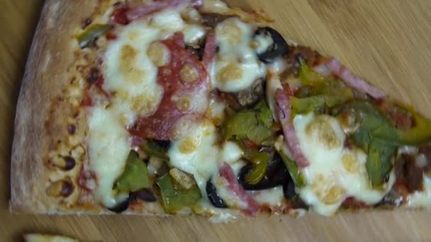 Свежеиспеченные ломтики итальянской пиццы — стоковое видео