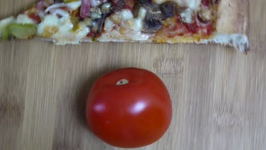 İtalyan Pizza ve domates taze pişmiş dilim