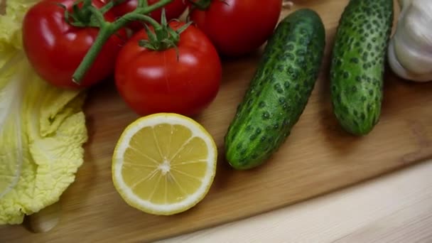 Pepino, ensalada china, tomate, limón, ajo. Hortalizas en el corte de vídeo de mesa, rotación — Vídeos de Stock