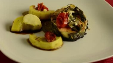 Sağlıklı yemek, ızgara oncorhynchus keta sebze yeşil plaka ile. HD video döndürme