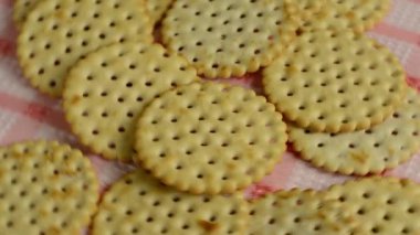 Yuvarlak kurabiye masanın üzerinde. Döndürme, bakış