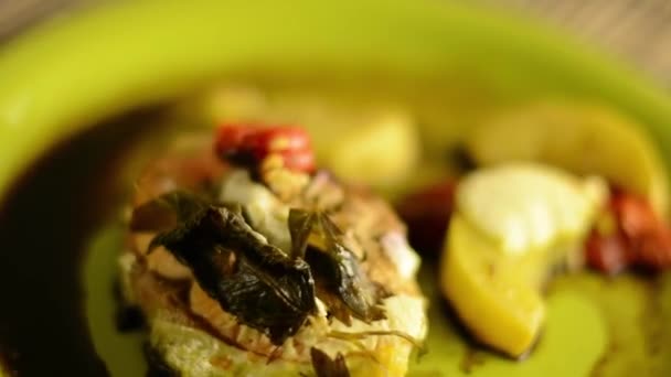 健康的菜肴, 烤虹鳟鱼大马哈鱼蔬菜在绿盘子里。高清视频旋转 — 图库视频影像