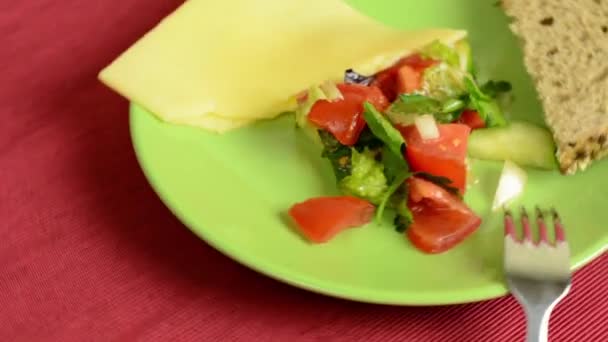 Салат с овощами, хлебом и сыром . — стоковое видео