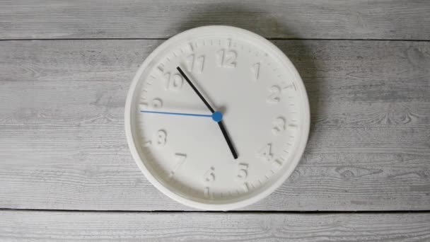 Reloj blanco sobre superficie de madera. Movimiento de segunda mano — Vídeos de Stock