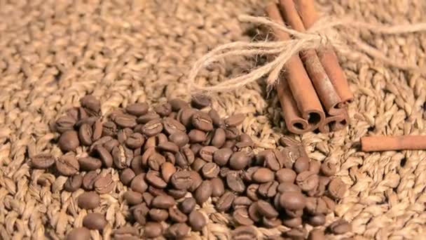 コーヒー豆とシナモンスティック、回転、ヴィンテージスタイル — ストック動画