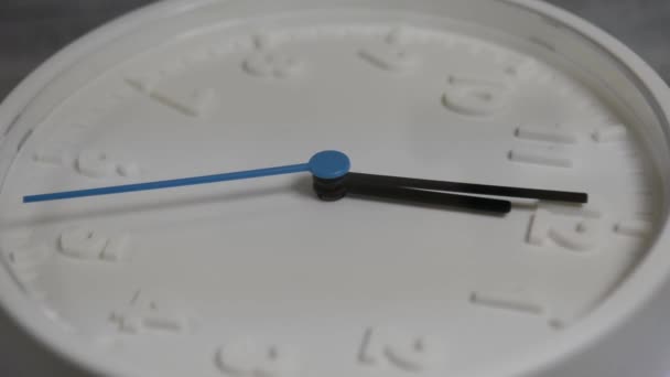 Horloge blanche sur la surface en bois. Déplacement d'occasion 