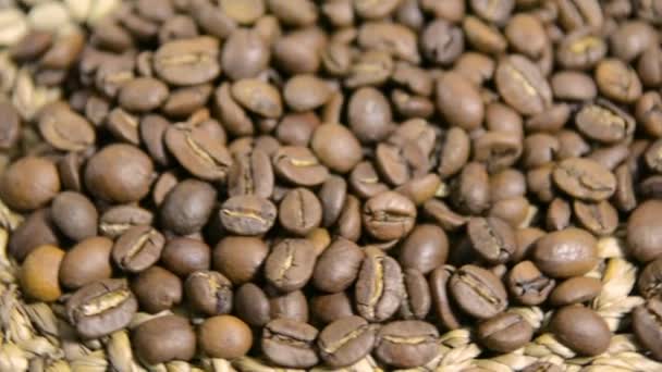 Two varieties of coffee. Green and black, roasted and not fried. — Stock Video