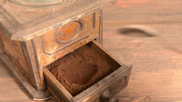 Antique coffee grinder. Spoon in hand. Ground coffee, video footage — 비디오
