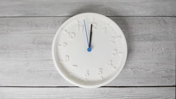 Reloj blanco sobre superficie de madera. Movimiento de segunda mano — Vídeos de Stock