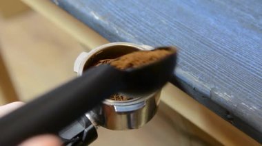 Kahve çekirdekleri pişiriyorum. Keçiboynuzu kahve makinesi. Barista.