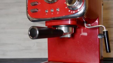 Barista keçiboynuzu kahve makinesinde kahve hazırlar. Yakın plan.