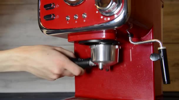 Barista prepara café na máquina de café de alfarroba . — Vídeo de Stock