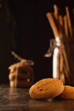 Yulaf ezmeli kurabiye ve çubuk. Eski tarz bir hayat. Kahverengi arkaplan