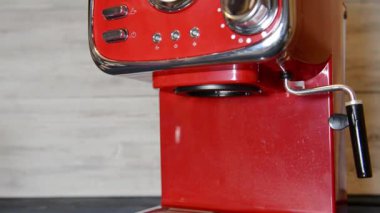 Barista keçiboynuzu kahve makinesinde kahve hazırlar. El ve tutucu