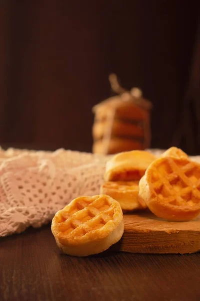 Masanın üzerinde yuvarlak waffle şeklinde bisküviler, beyaz tabak. — Stok fotoğraf