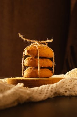 Masada yulaf ezmesi kurabiyeleri, dantel masa örtüsü, eski tarz.