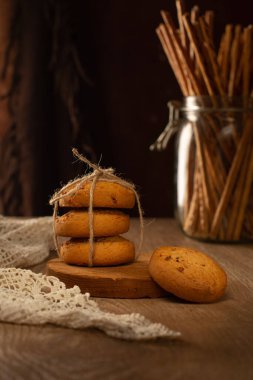 Masada yulaf ezmesi kurabiyeleri, dantel masa örtüsü, eski tarz.