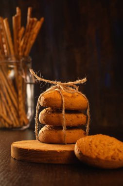 Yulaf ezmeli kurabiye ve çubuk. Eski tarz bir hayat. Kahverengi arkaplan