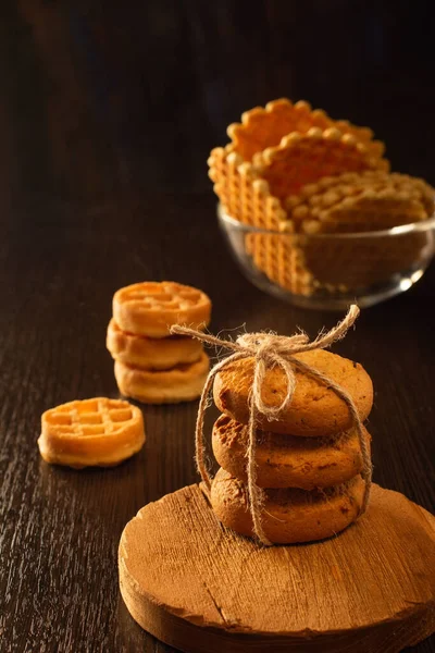 Masanın üzerinde yuvarlak waffle şeklinde bisküviler, beyaz tabak. — Stok fotoğraf