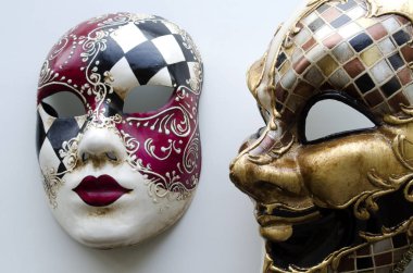 iki Venedik Karnavalı maskeleri