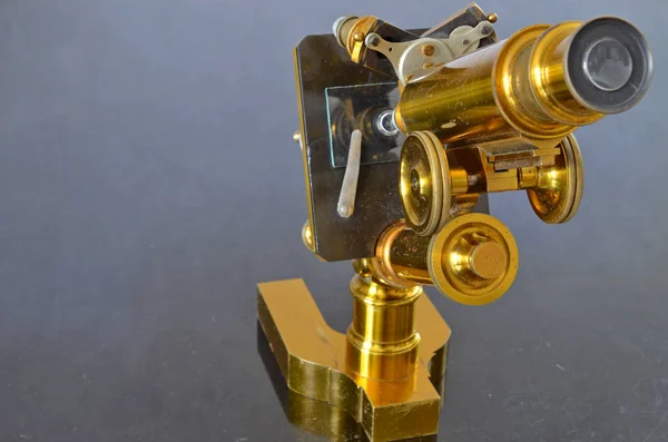 Vintage Mosiądzu Mikroskopu Ciemnym Tle — Zdjęcie stockowe