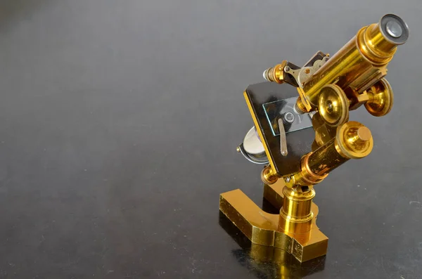 Antika Pirinç Mikroskop Karanlık Bir Arka Plan Üzerinde — Stok fotoğraf