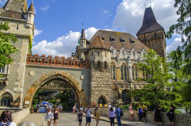 Macaristan, Budapeşte, 10 Temmuz 2019. Varoshliget Park 'taki Vaidahunyad Kalesi.