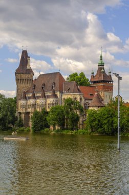 Macaristan, Budapeşte, 10 Temmuz 2019. Varoshliget Park 'taki Vaidahunyad Kalesi.