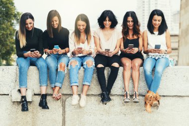 Arkadaşlar cep telefonu kullanarak büyük grup.