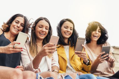 Arkadaşlar cep telefonu kullanarak büyük grup.