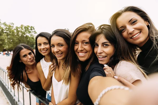 Fun girls taking photos with a smartphone. — Stock Photo, Image