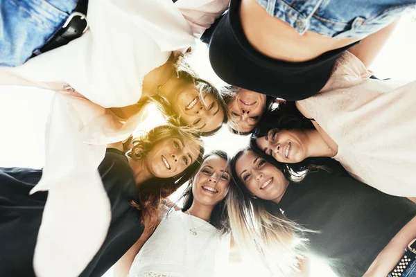 Freundinnen stehen im Kreis. — Stockfoto