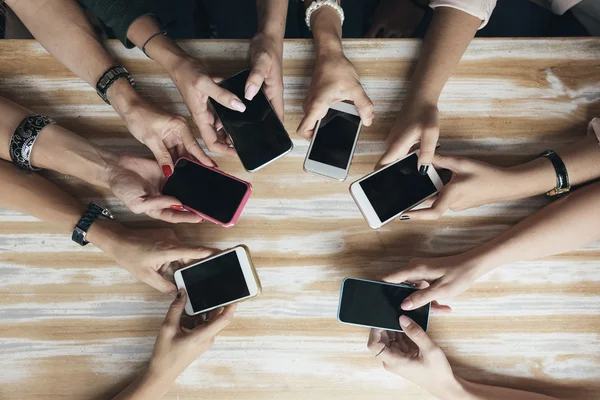 Manos círculo usando el teléfono en la cafetería . —  Fotos de Stock