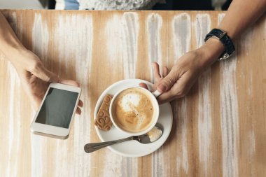 Kadın manifatura üstten görünüm akıllı telefon.